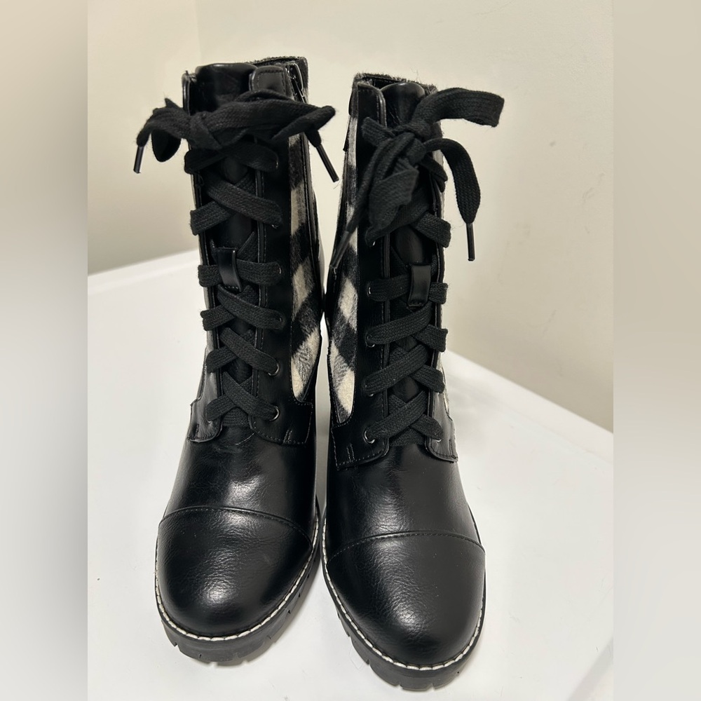 BCBGeneration Pilas Plaid Lace Up Boots Black Cream Size 8 - Picture 3 of 13